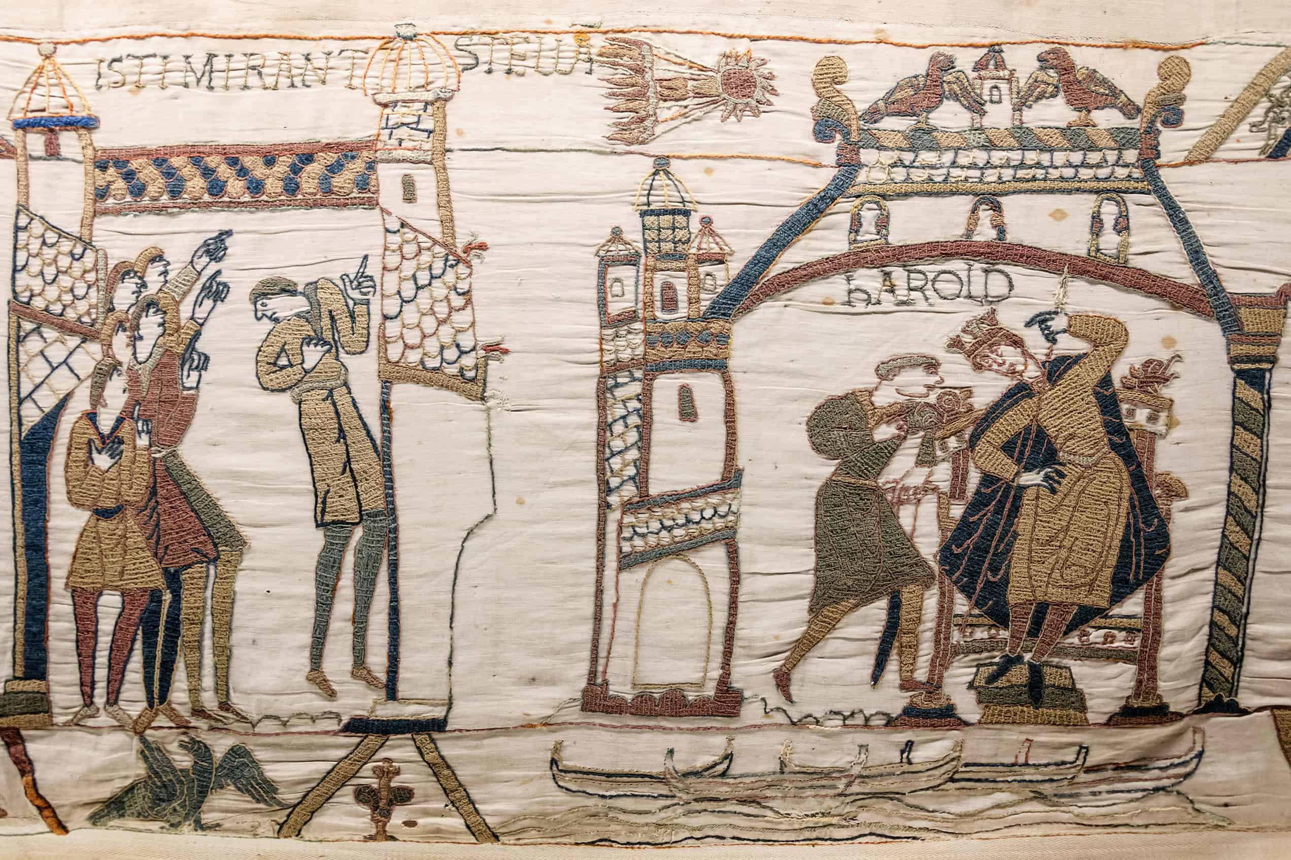 Ein Detail des Teppichs von Bayeux zeigt Männer, die zum Halleyschen Kometen blicken, und König Harold in Westminster.
