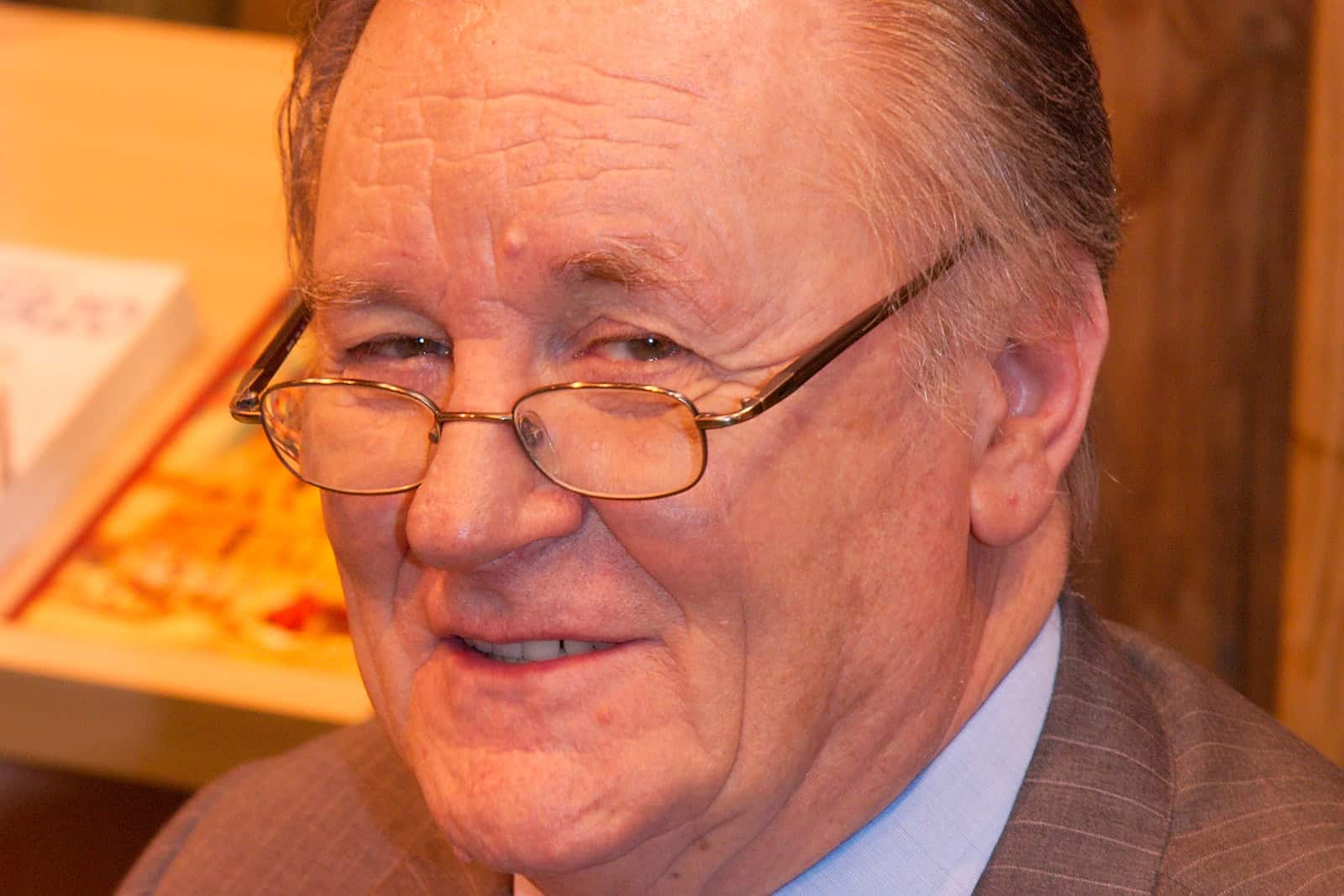 Albert Uderzo signiert beim Salon du livre 2008 in Paris Bücher.
