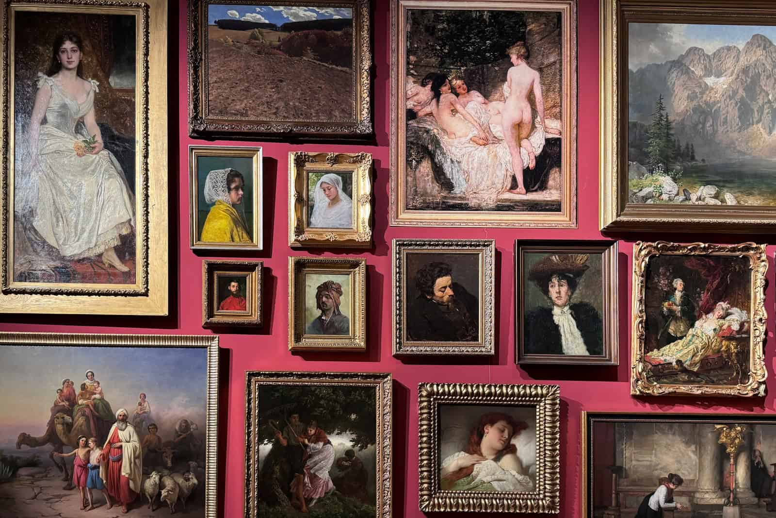 Eine dicht gehängte Wand mit Gemälden in einem Ausstellungssaal der Ungarischen Nationalgalerie.